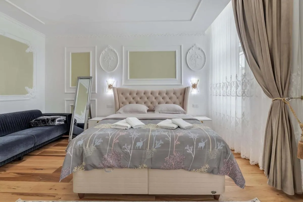 Image 6 of 59 Bleu H City Center Apart with FreeParking, AC, and an extra large comfy bed