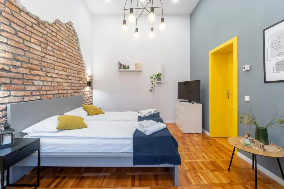 Image 3 of 5 star Luxury Studio-Old Town Center