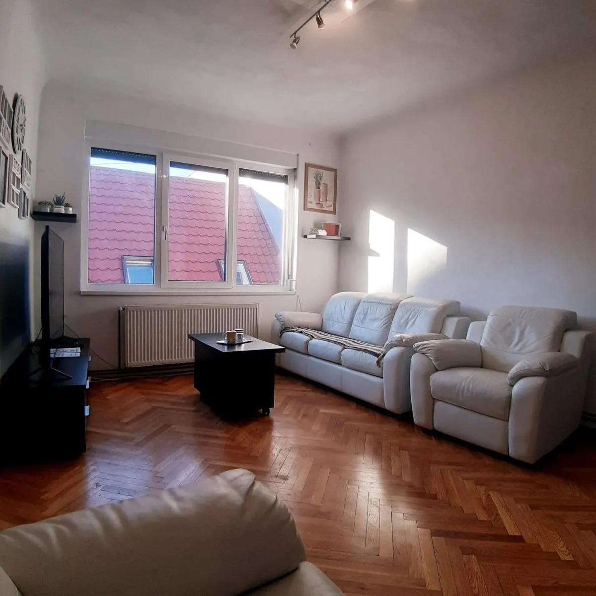 Image 1 of APARTMENT POPS 2