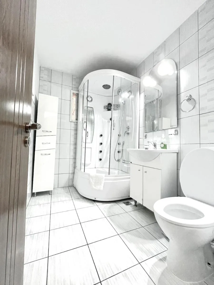 Image 2 of Apartment in the heart of town!