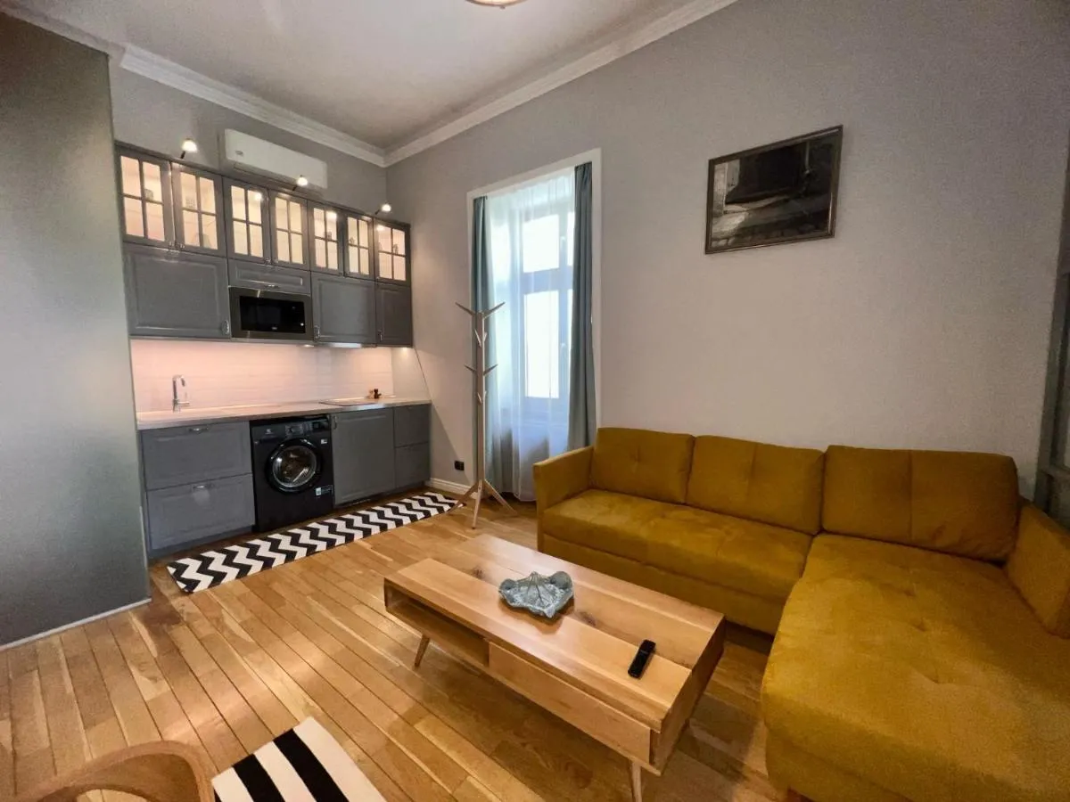 Image 4 of Central Chic
