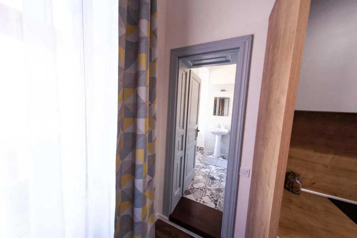 Image 2 of Central Luxury 1