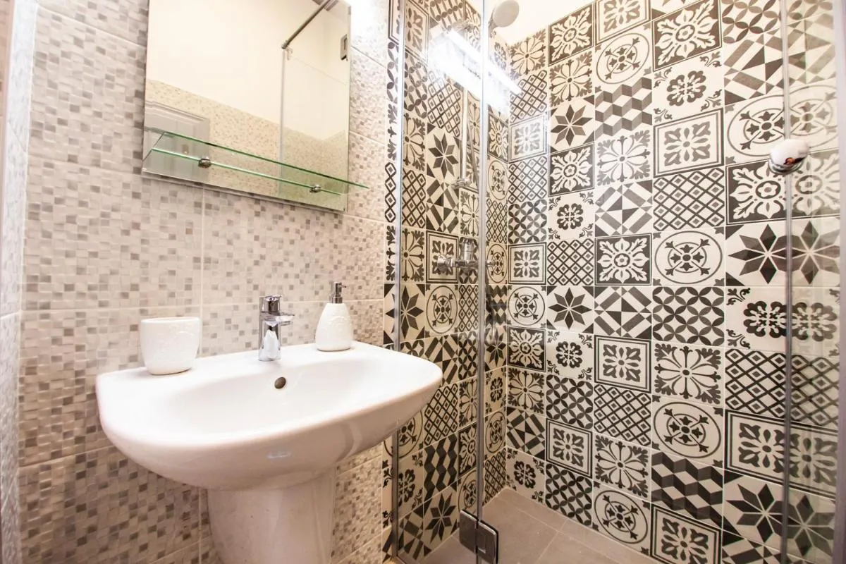 Image 2 of Central Luxury 2