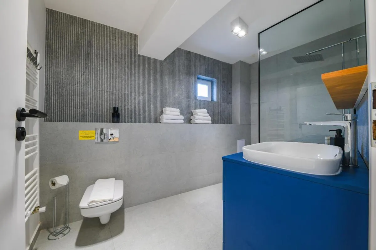 Image 5 of Charming 2 Bedroom Apartment