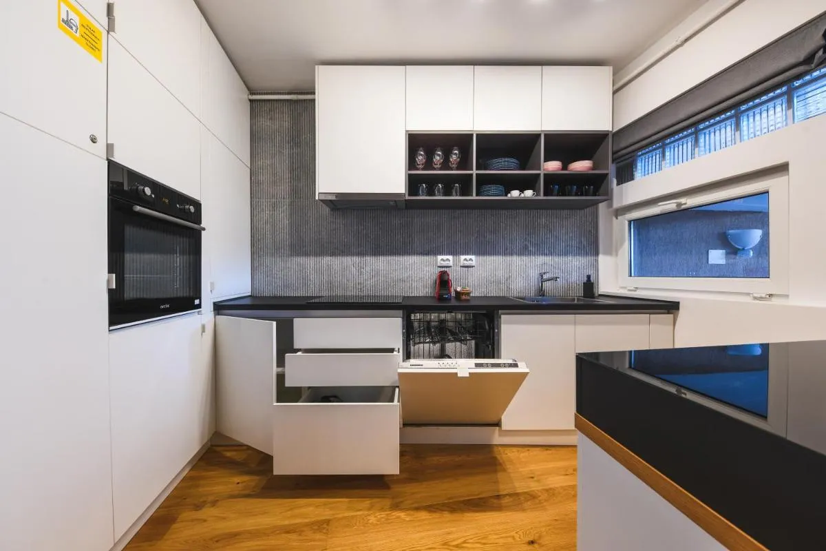 Image 3 of Charming 2 Bedroom Apartment