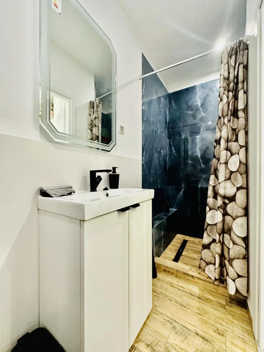 Image 3 of Clever Studio near Central Shopping Center