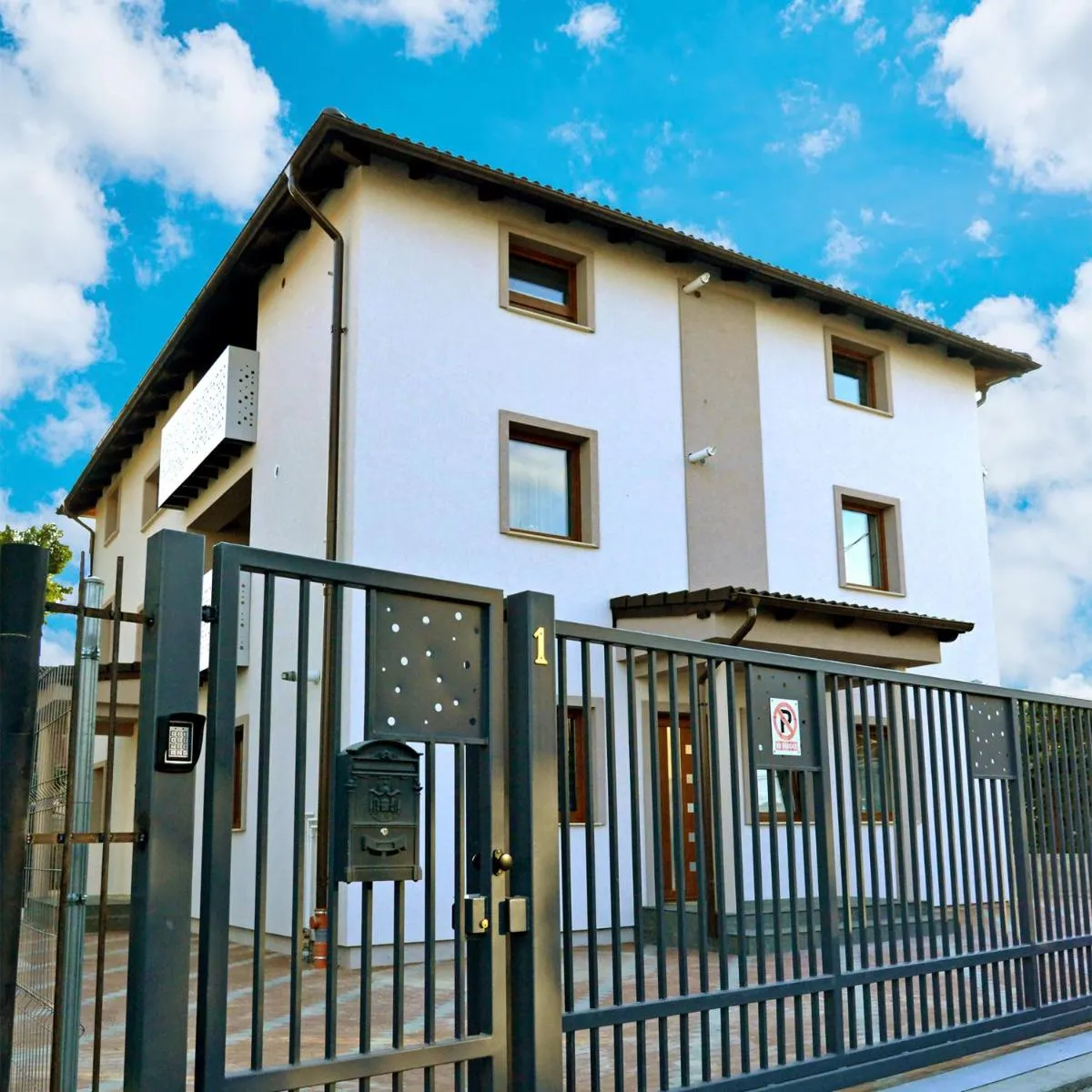 Image 3 of Elena Haus