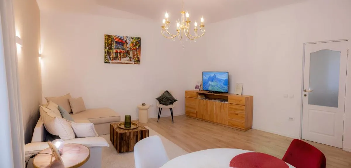 Image 4 of Homey Luxury- entire house, free parking, yard