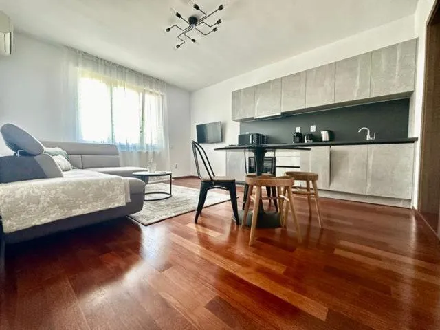 Image 3 of House Pica