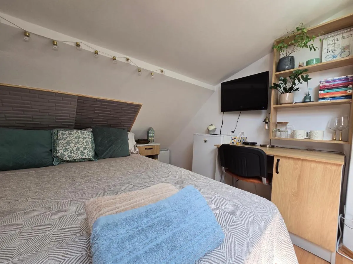 Image 4 of Mika Room