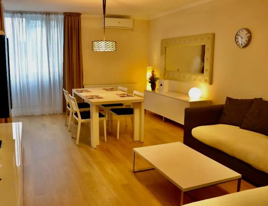 Image 3 of Platinia home