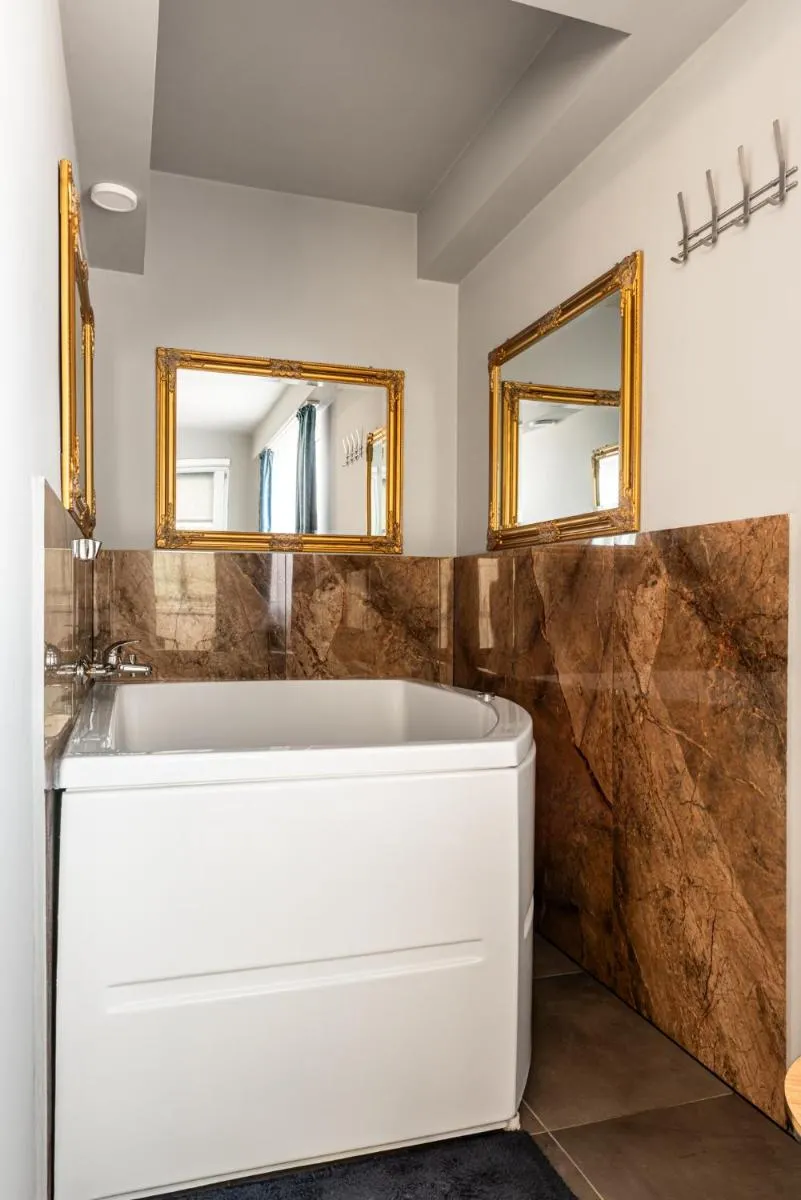 Image 5 of Romantic Jacuzzi Studio
