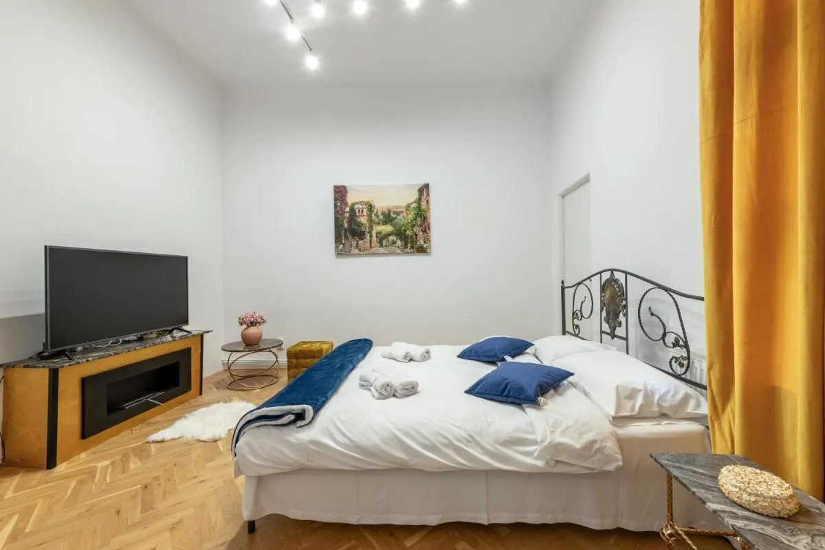 Image 1 of Royal 5* mansion near central square
