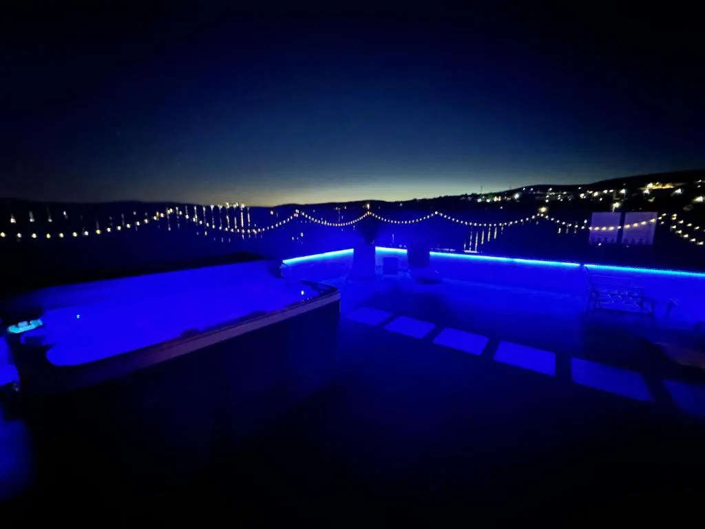 Image of Thome Hoia Jacuzzi