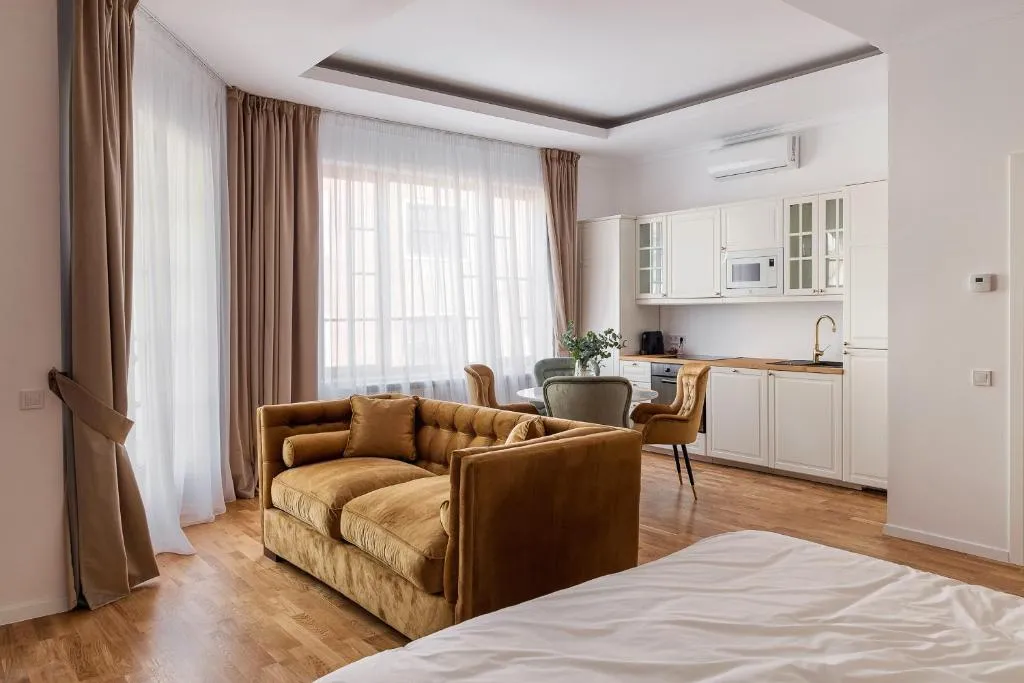 Image of pedestrian street in city center for comfortable and beautiful stay with all comodities within walking distance